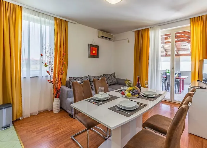 Seasons Apartman Pula